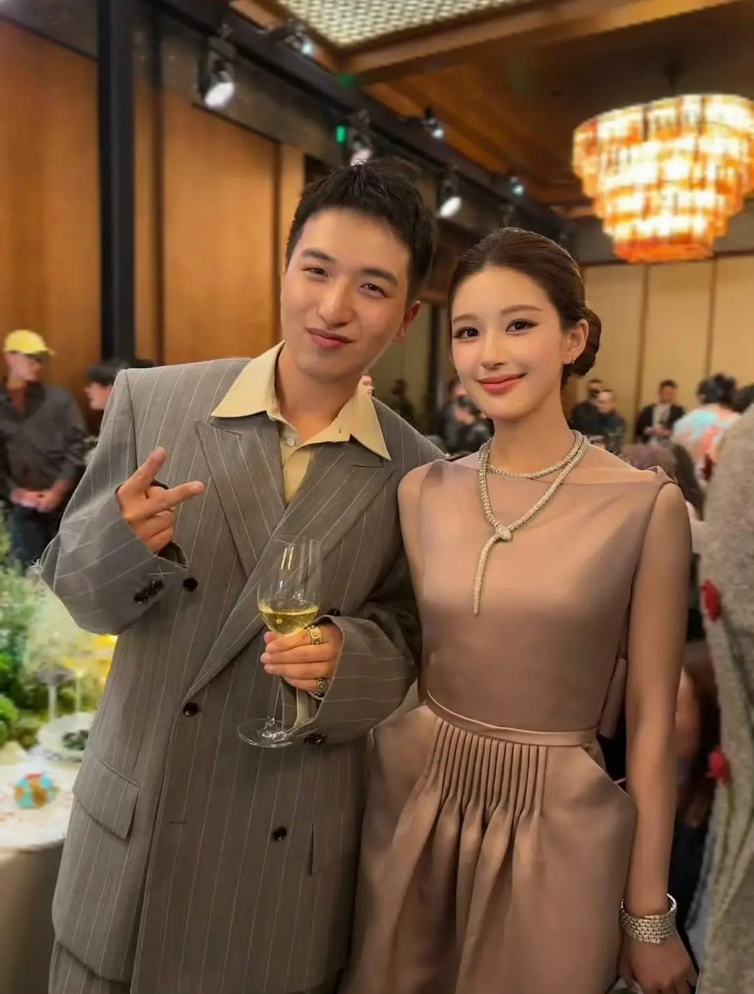 🐟🥩的差别现在这么大了，一个女明星，一个素人。