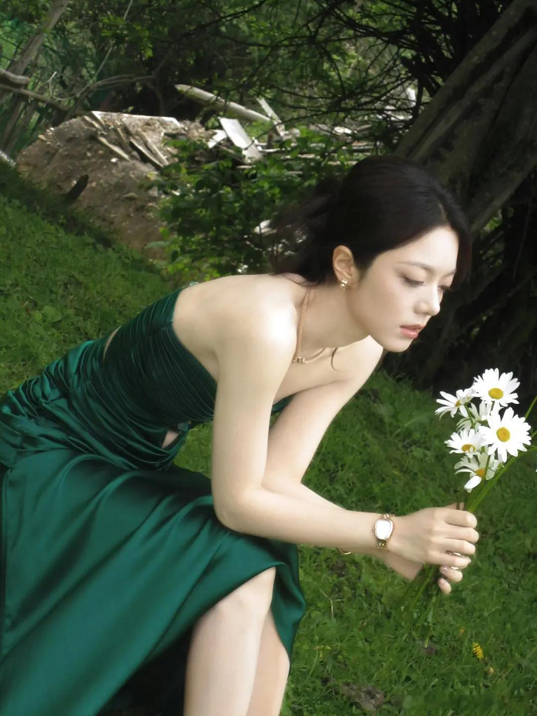 赵今麦Vogue活动预热造型图，绿色很适合她，很成熟的气质，绿色梦回李诗情了
