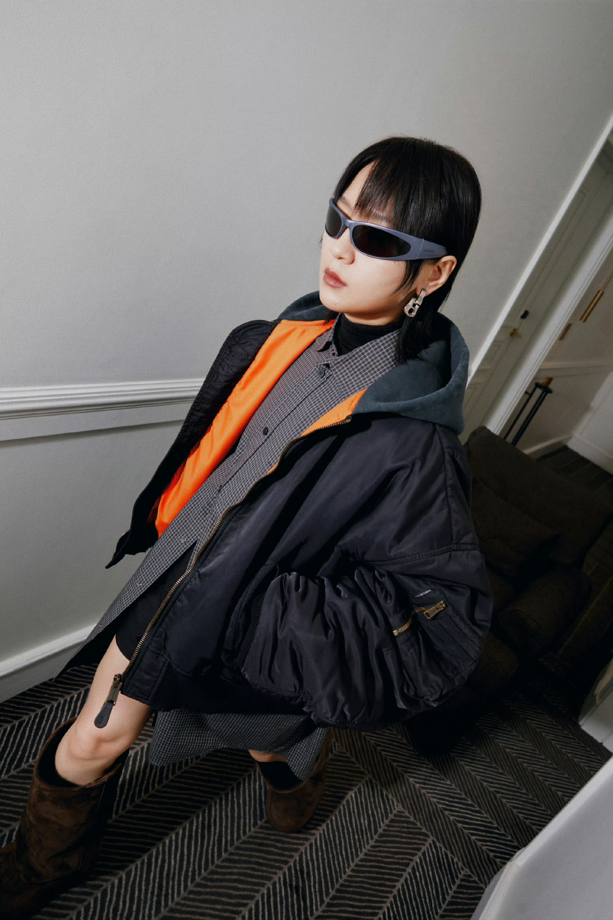 #周笔畅露腿了##周笔畅不冻膝盖吗# 巴黎时装周新造型，在下着雨的巴黎露膝盖，隔