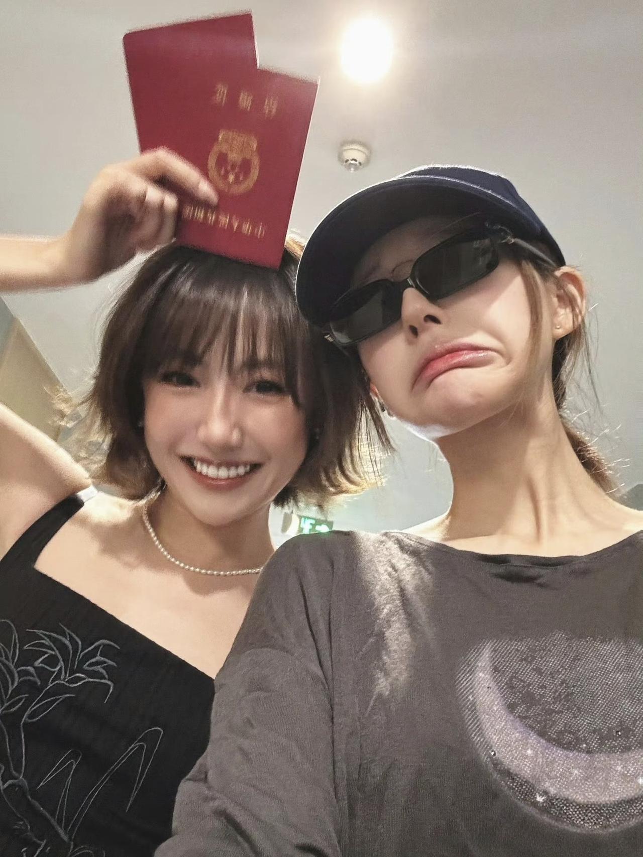 看到赵露思陪魏笑领证，
我才明白，
原来两人的友谊早就跨过了血缘，成为了彼此亲手