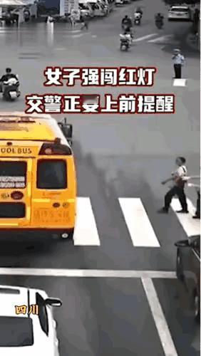 辅警好心好意的劝阻这个女子不要违规过马路，可是这个女子不仅不心存感恩，而是恼羞成