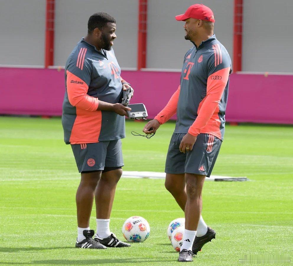 🚨［圖片報］：羅迪齊·穆尼恩吉不僅僅是文森特·孔帕尼的朋友；這位教練將他視為自