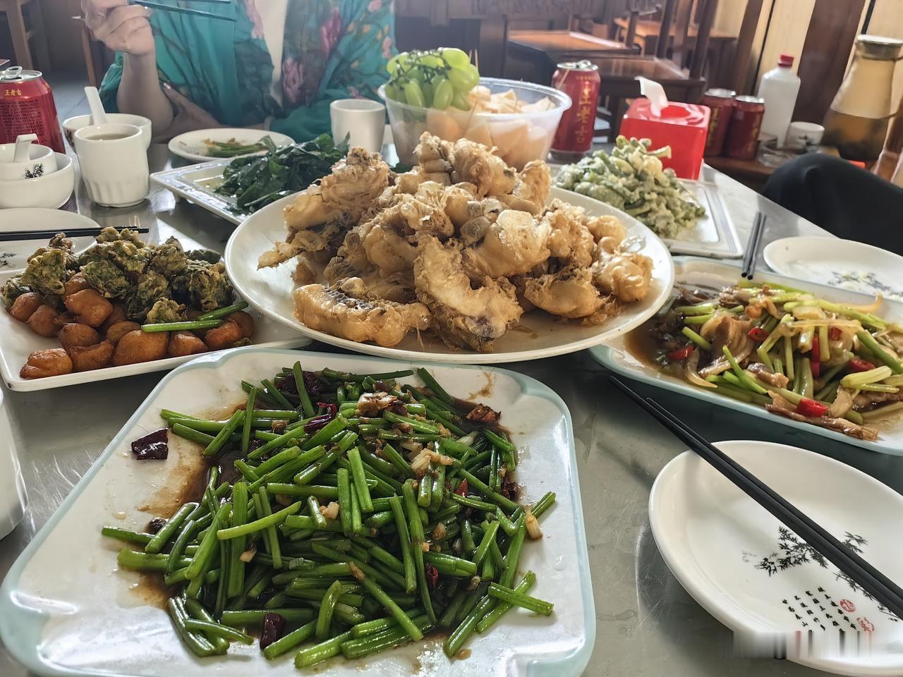 今天有个病友两口找我来玩，我和老公陪着他们两口子去吃饭，问他们喜欢吃什么，他们说