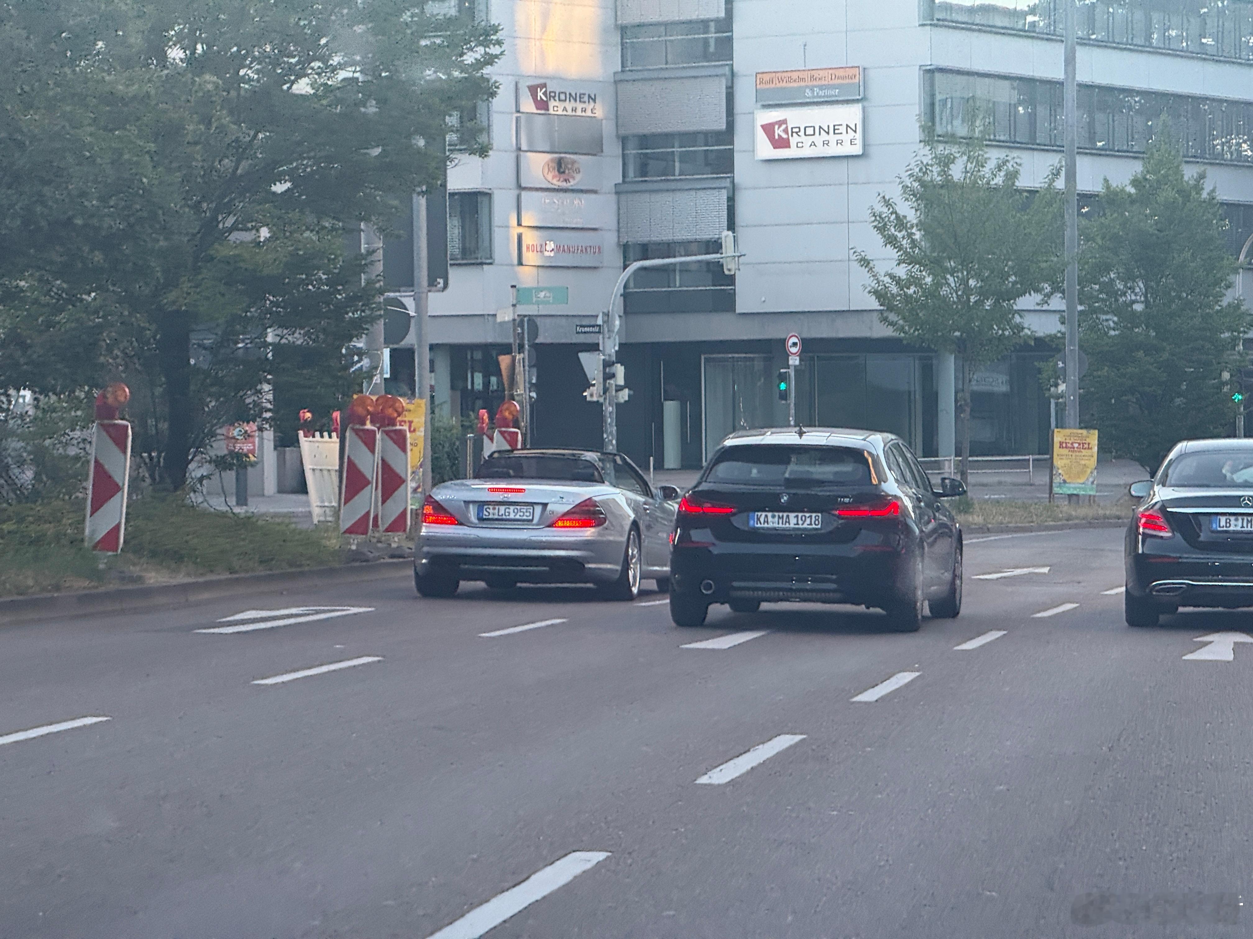 斯图加特街头的野生SL55，和我那台差不多帅。2001年问世的R230代SL55