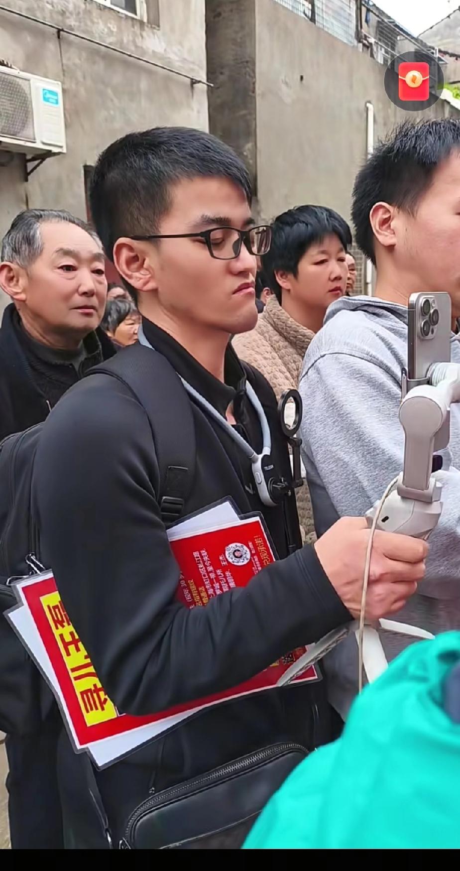 郁豹豹昨日前往李鑫的认亲现场活动，他不辞辛劳从浙江远道而来，手中还握着几张寻亲家