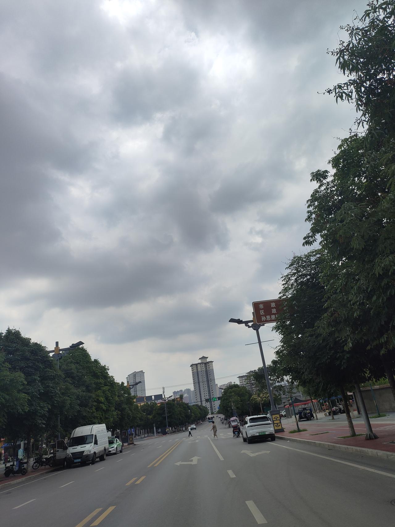 阴天也有独有的浪漫，市井烟火，清风漫路，日子平淡又安稳。