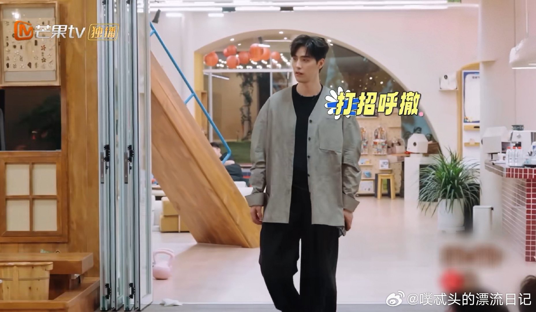 阿云嘎想走张不开嘴我们的宿舍 看看阿云嘎这可爱劲儿，简直绝了！在宿舍里玩得热火朝