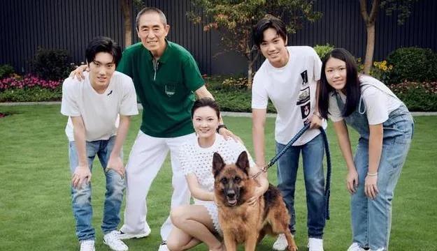 大导演张艺谋的全家照:
虽然是半路再娶
虽然是老少组合
虽然是超生家庭
但看的出