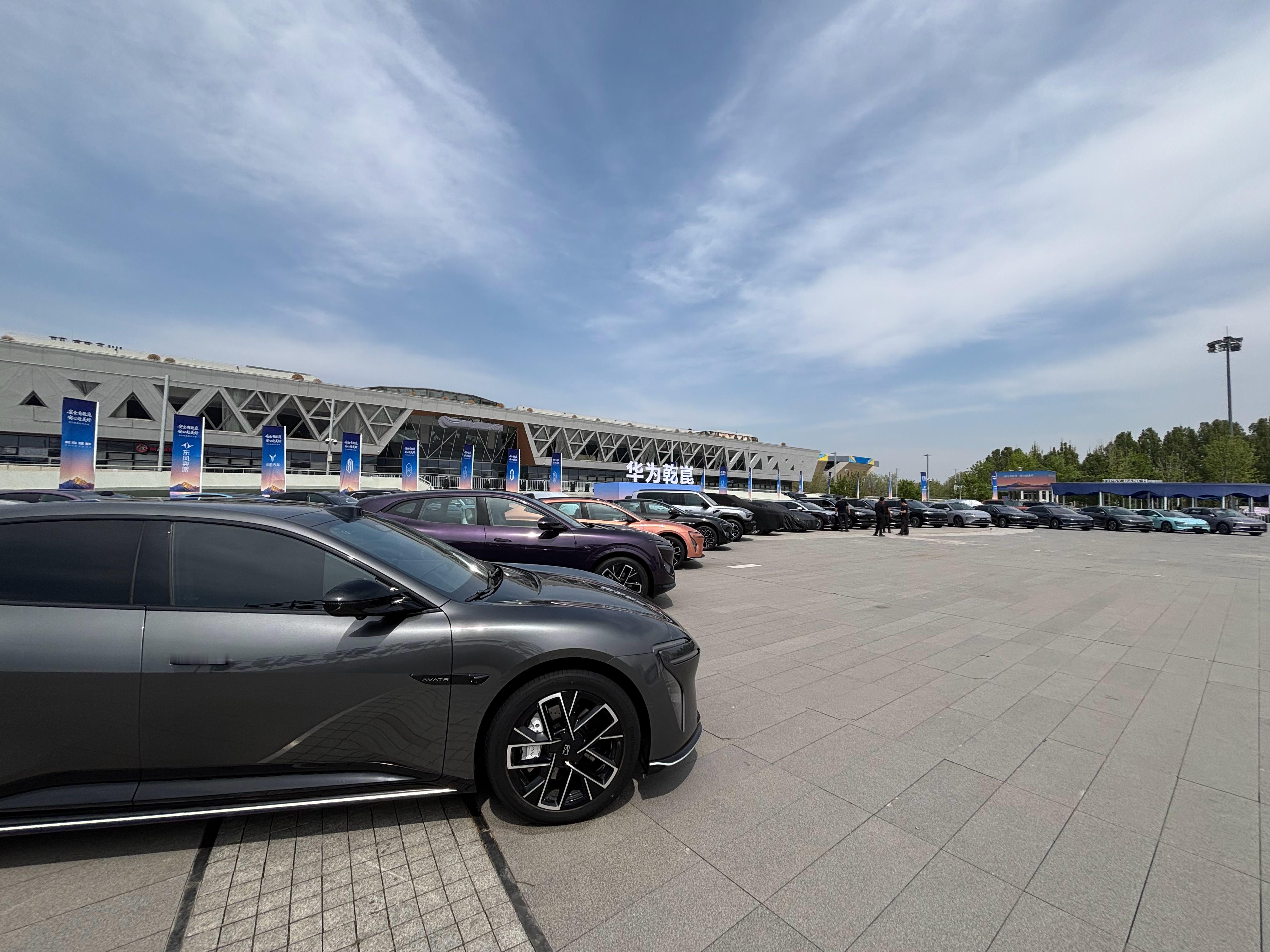 乾崑合作突破50款车型乾崑连续两年合作车型递进式增长北京车展上，华为乾崑辅助驾驶