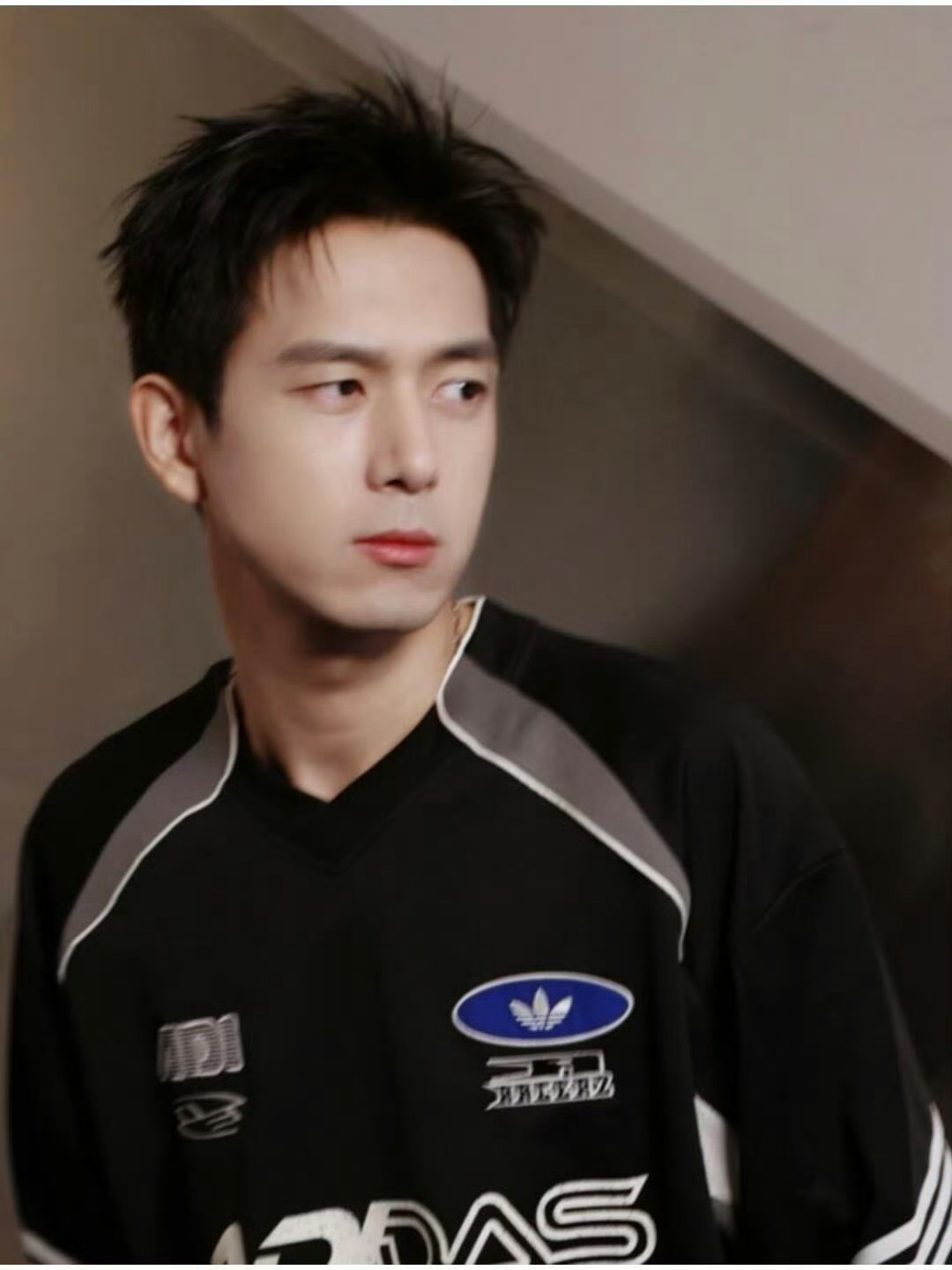 谁能看得出这是34岁的李现啊李现这状态也太绝了，谁能看出已经34岁！颜值和气质双