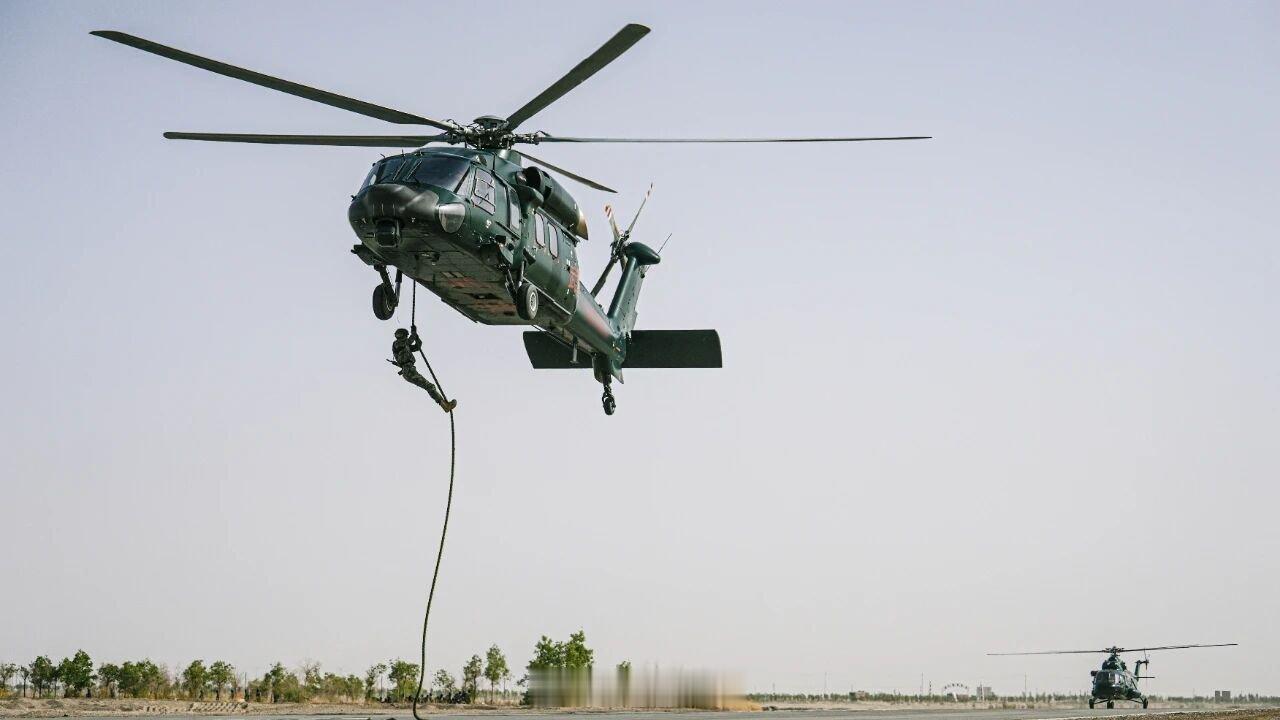 特战尖兵猛虎添翼，神兵天降！——天山南麓，武警部队某支队组织特战分队，开展直升机