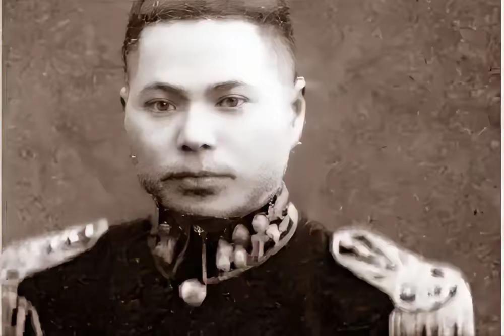 1946年，国军少将趁着夜色，闯进了一个地下党员家里，他用枪顶着地下党员的脑袋，