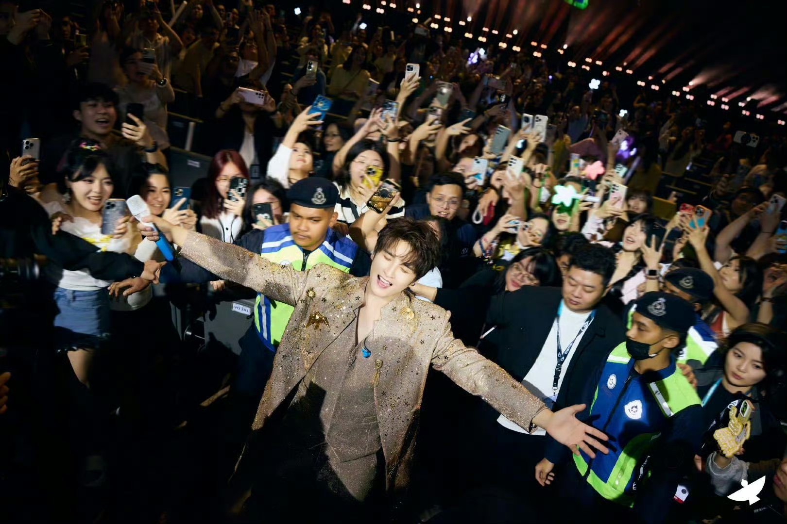 张远和粉丝的脑回路双向错付  演唱会无嘉宾变有《嘉宾》，张远内心OS：这届粉丝太