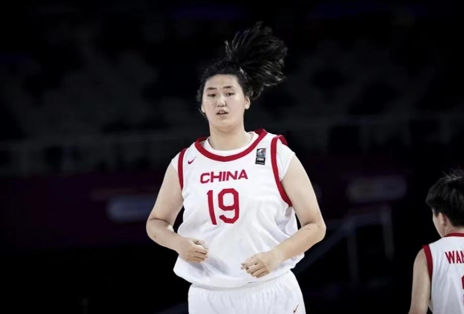 身高2.24米的张子宇，做好以下四点，可以顺利接班中国女篮中锋位置：
 
1、加