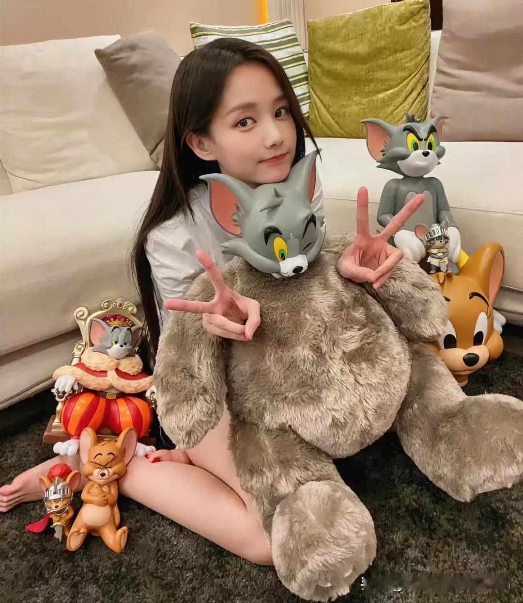 李一桐于镜头前巧笑嫣然，乌黑长发自然垂落，衬得脸庞愈发娇俏。澄澈的眼眸透着灵动，