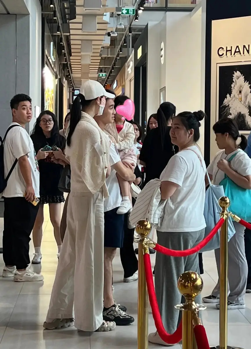 偶遇奚梦瑶何猷君一家泰国游玩 儿子学网球晒黑了搜狐娱乐讯 近日，有网友在泰国偶遇