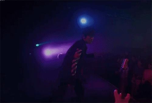 少年回头望，笑我还不快跟上