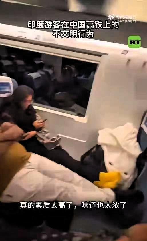 滚回自己的国家去！”
近日，在四川成都，一名男子带着女儿刚登上高铁，便闻到一股刺