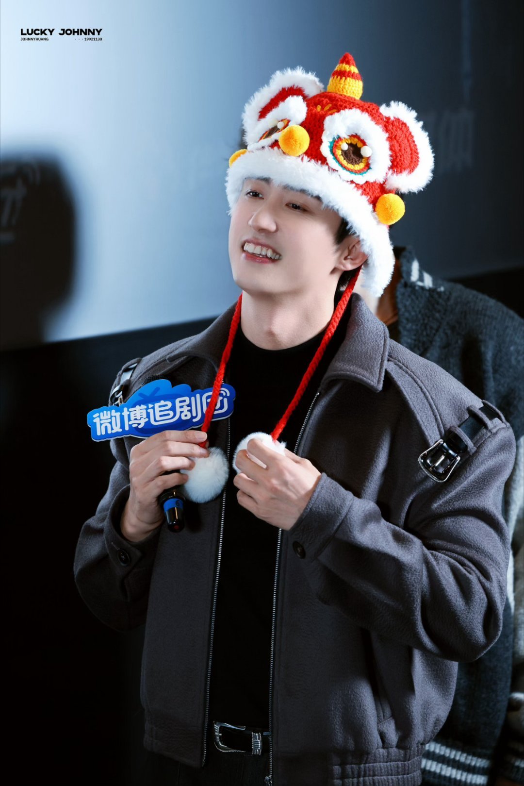 早知道黄景瑜这么搞笑留春晚看了黄景瑜这春晚级表现力绝了，虎头帽一戴就有小品味儿，