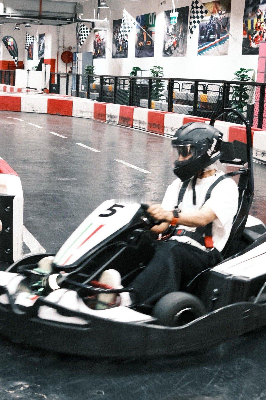 此沙演角色的第一步是爱上角色此沙的表演哲学：爱是最高级的共情。即使演《镖人》里的