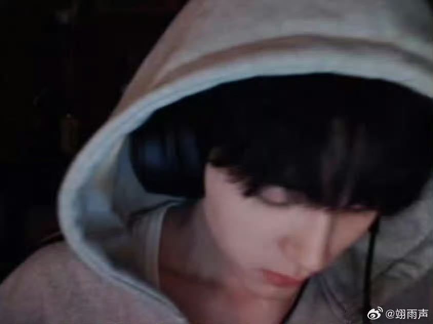 周翊然直播打游戏少年感拉满的电竞选手，盼《翘楚》谢燕来，新歌新剧本速上线 