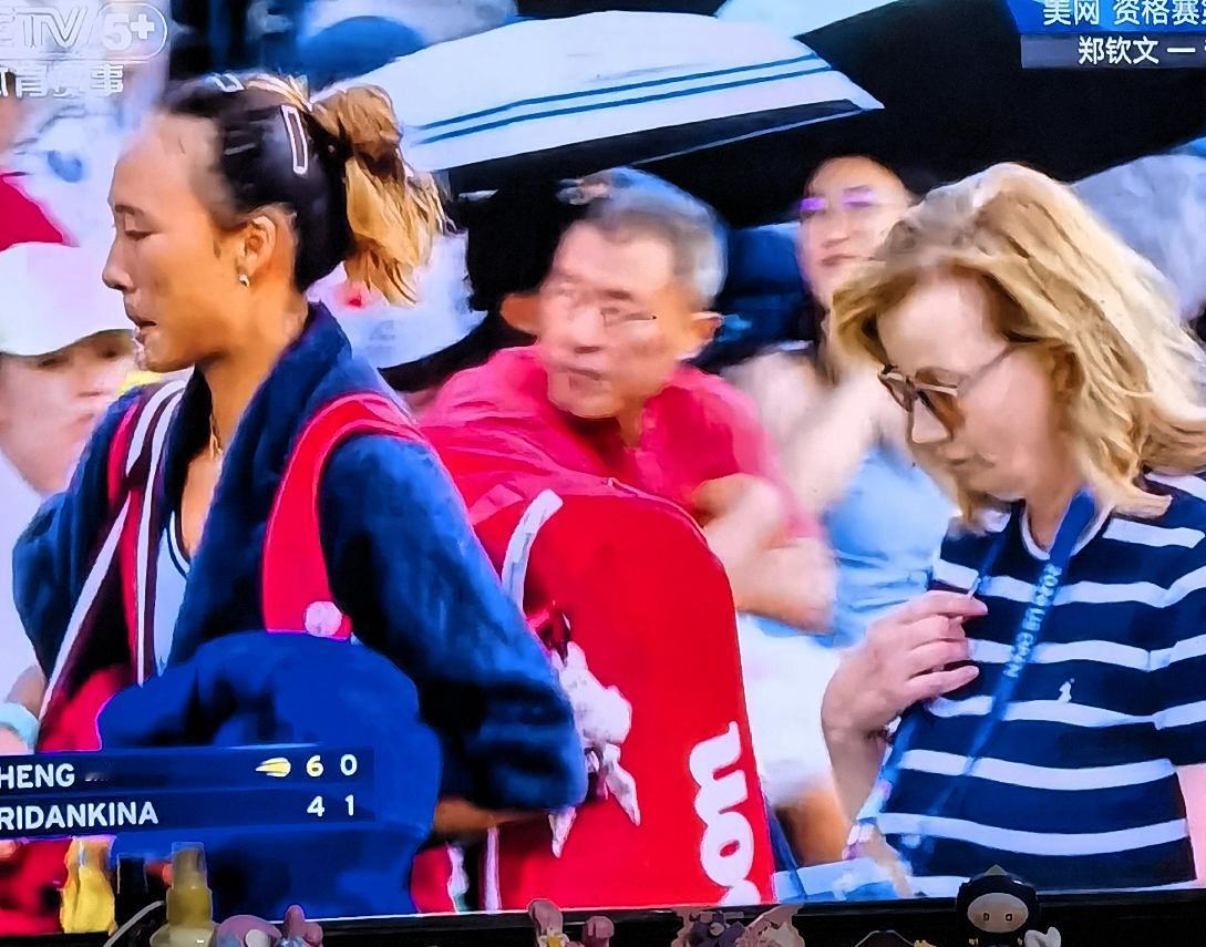 第二盘，郑钦文在对方首个发球局逼出1个破发点，可惜未兑现，普里丹金娜艰难保发，比
