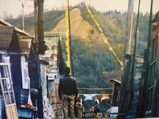 1977 《幸福的黄手帕》高仓健、倍赏千惠子、马自达Familia 323五门版