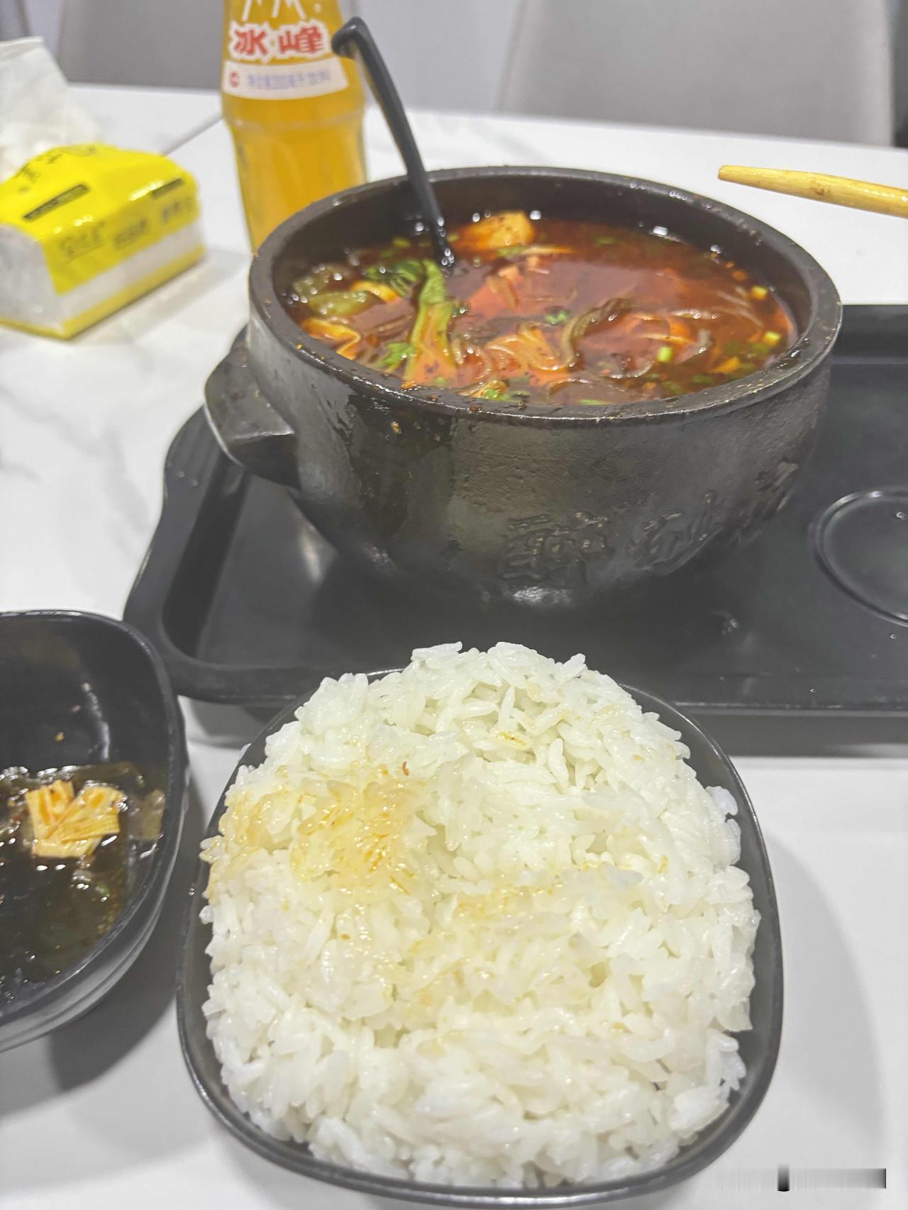 昨晚在蓝田青羊路吃的砂锅粉条，这应该是第三次吃了，这家环境不错，量大，味道还可以