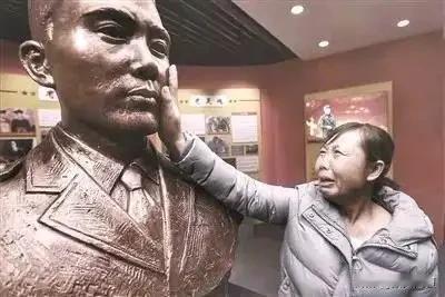 寒风轻拂营区，烈士王成龙的塑像静静伫立，身着笔挺军装，目光坚毅如炬，仿佛仍在守护