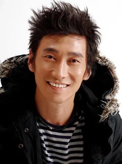 满江出道28年首个唱跳舞台虽然说满江越老越有魅力，但不感敢想满江年轻版的唱跳舞台