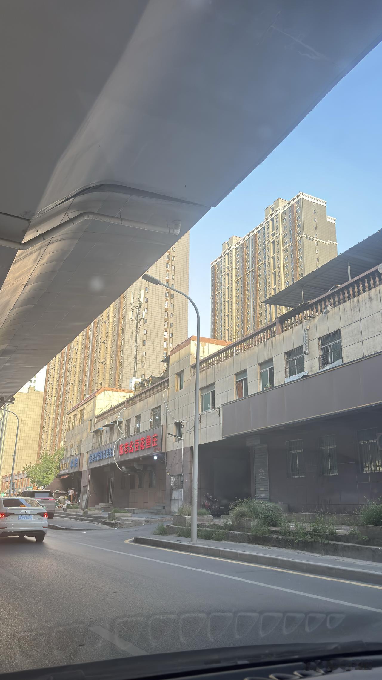 西安广安路辅道路边这房子，看着像城中村的房子，周边都是高楼，按说村子都拆了，或许