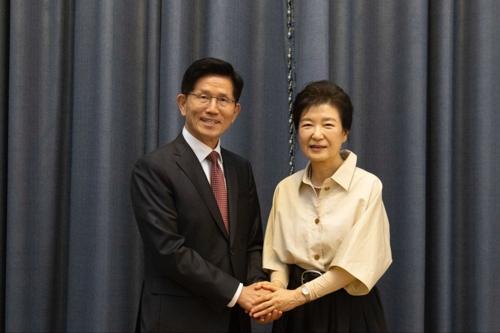 朴槿惠真的是过分了，只因金文洙答应她，如果金文洙选上了就帮她恢复“政治名誉”，她