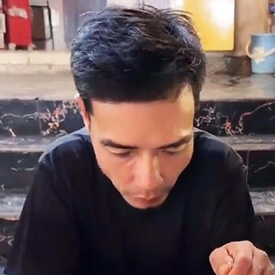 小松说明天他和三姐去助农做一场直播卖货，这次六叔来河口只是玩两天就回去。
小松说