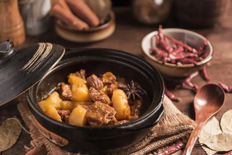 牛蹄要炖多久才软烂? 炖牛蹄的时间得看烹饪方法和个人喜好。一般正常炖2 - 3个