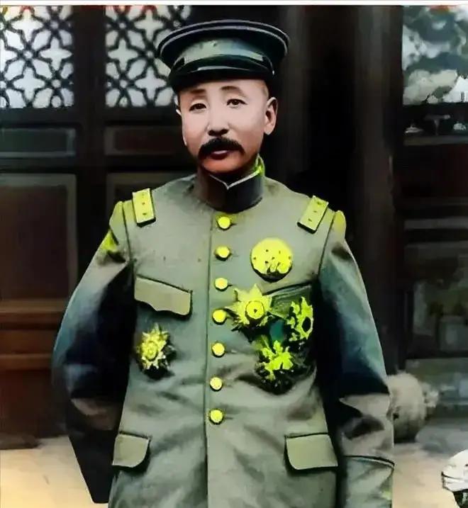 1915年，张作霖三姨太，把丫鬟抽得遍体鳞伤，张作霖当着众人骂道：“不愿意呆，马