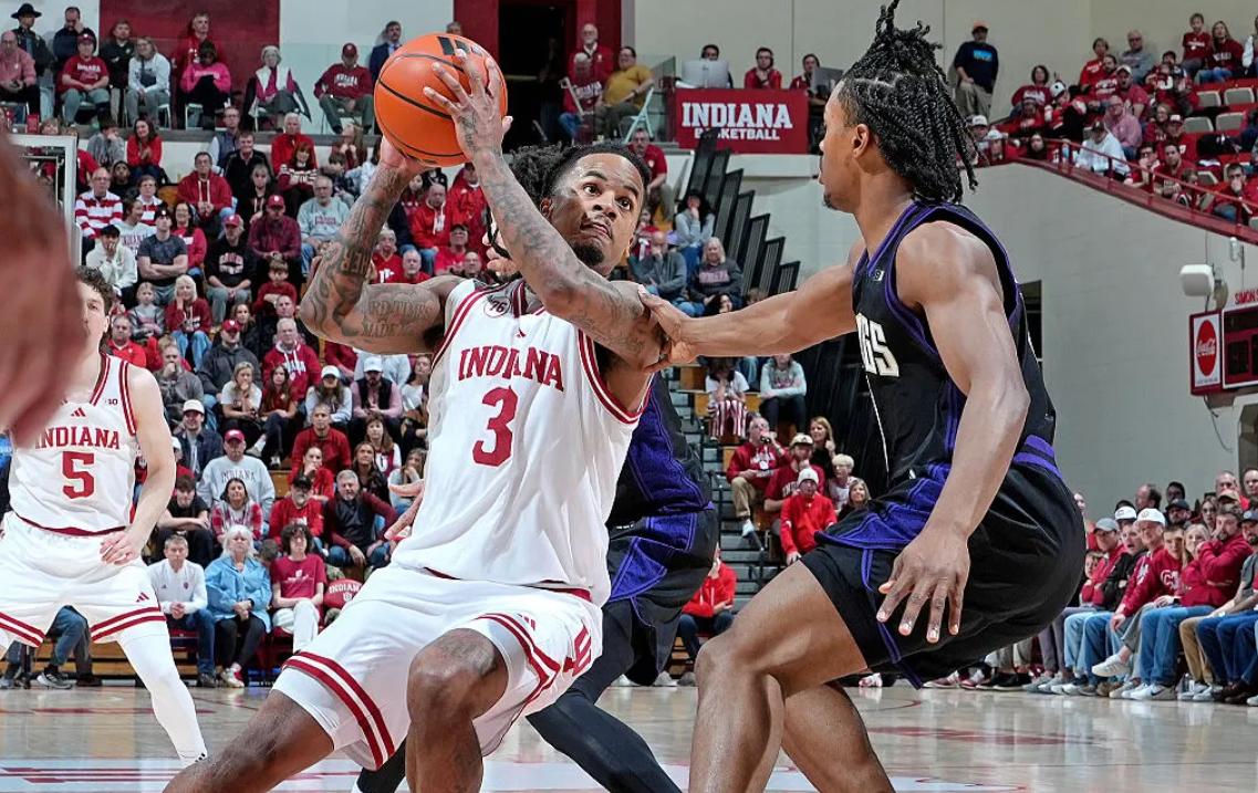 主场作战的印第安纳大学以90比80战胜了华盛顿大学。本场比赛后，印第安纳大学的战