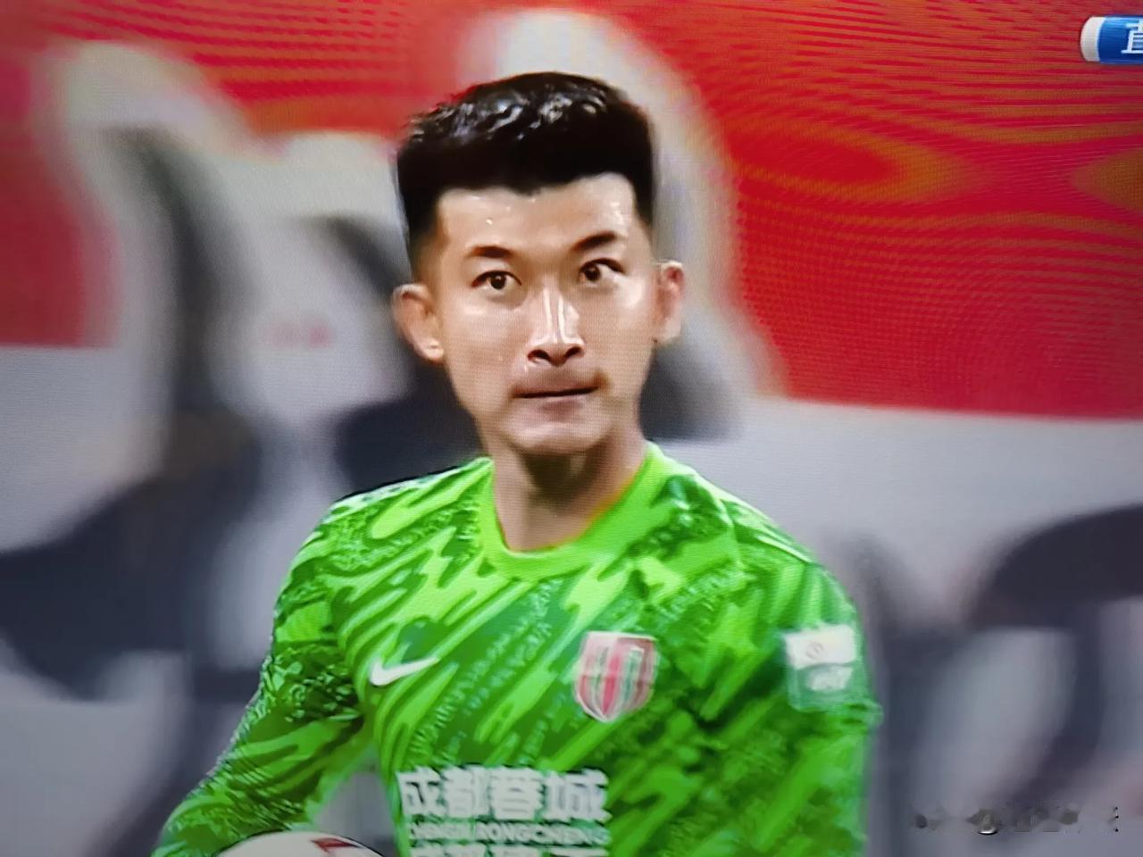 这个球真的是不应该！山东泰山客场挑战成都蓉城，克雷桑禁区内被推倒，不但没有吹点球