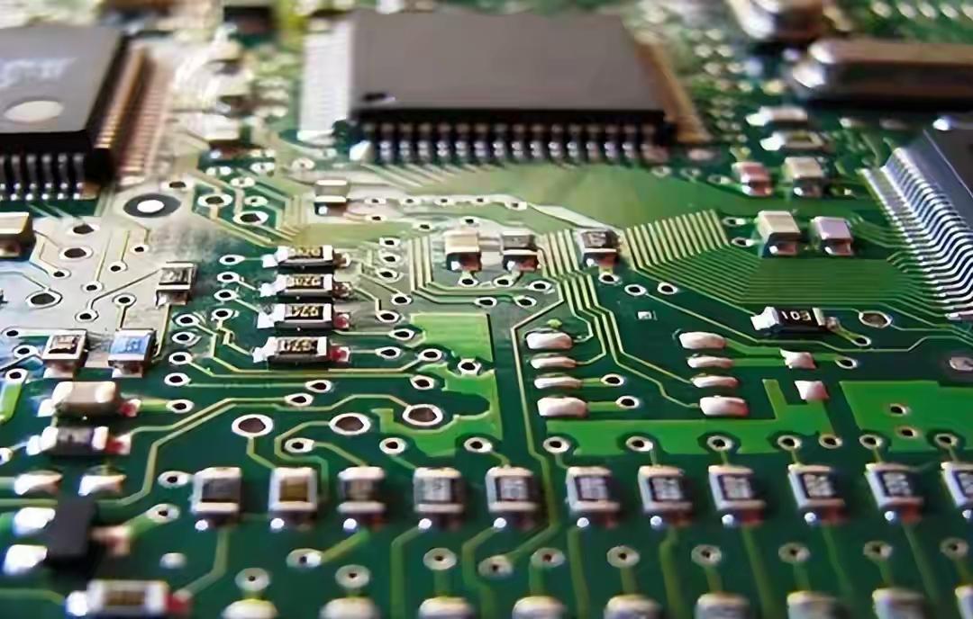 内存价格闪崩与家电全线涨价同现 内存价格闪崩与家电全线涨价同现，这现象挺魔幻。华