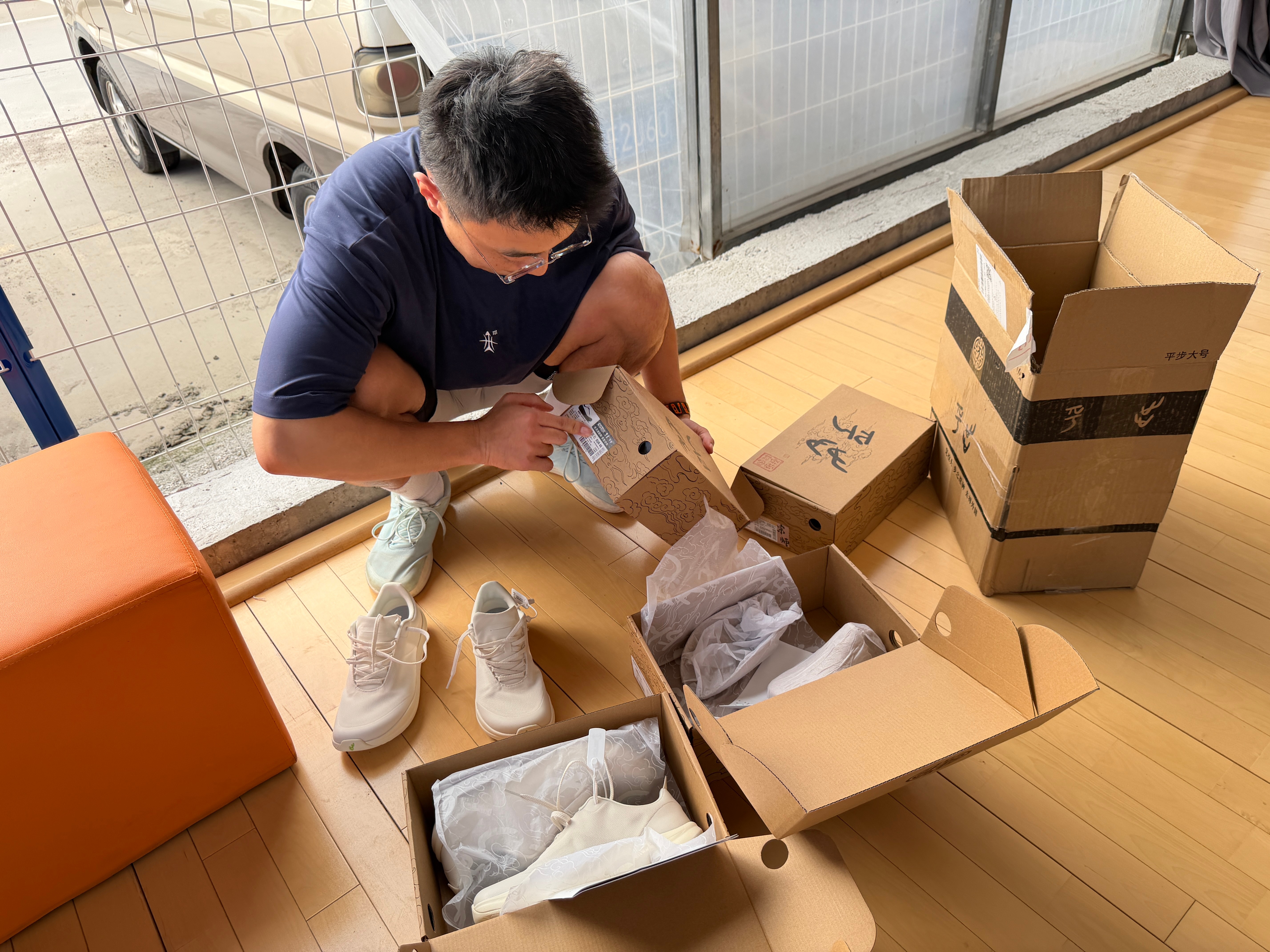 今天客串“我是花针”的球鞋节目，顺便单挑了三局，他还送了我一双平步鞋，穿起来超级