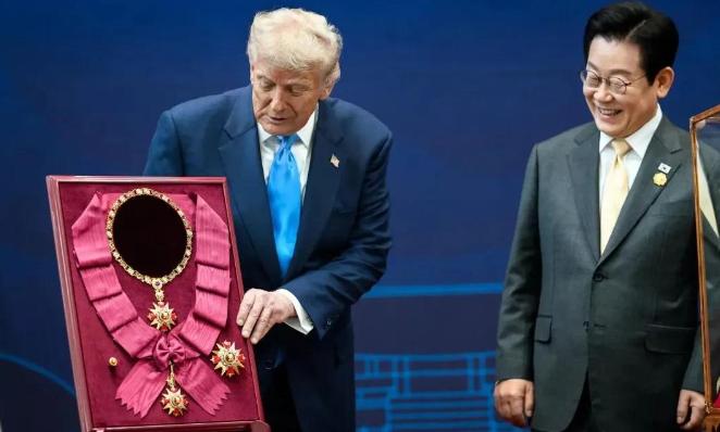 特朗普前脚刚踏进韩国，后脚就直接把韩网搅了个天翻地覆，一边是总统李在明往死里讨好