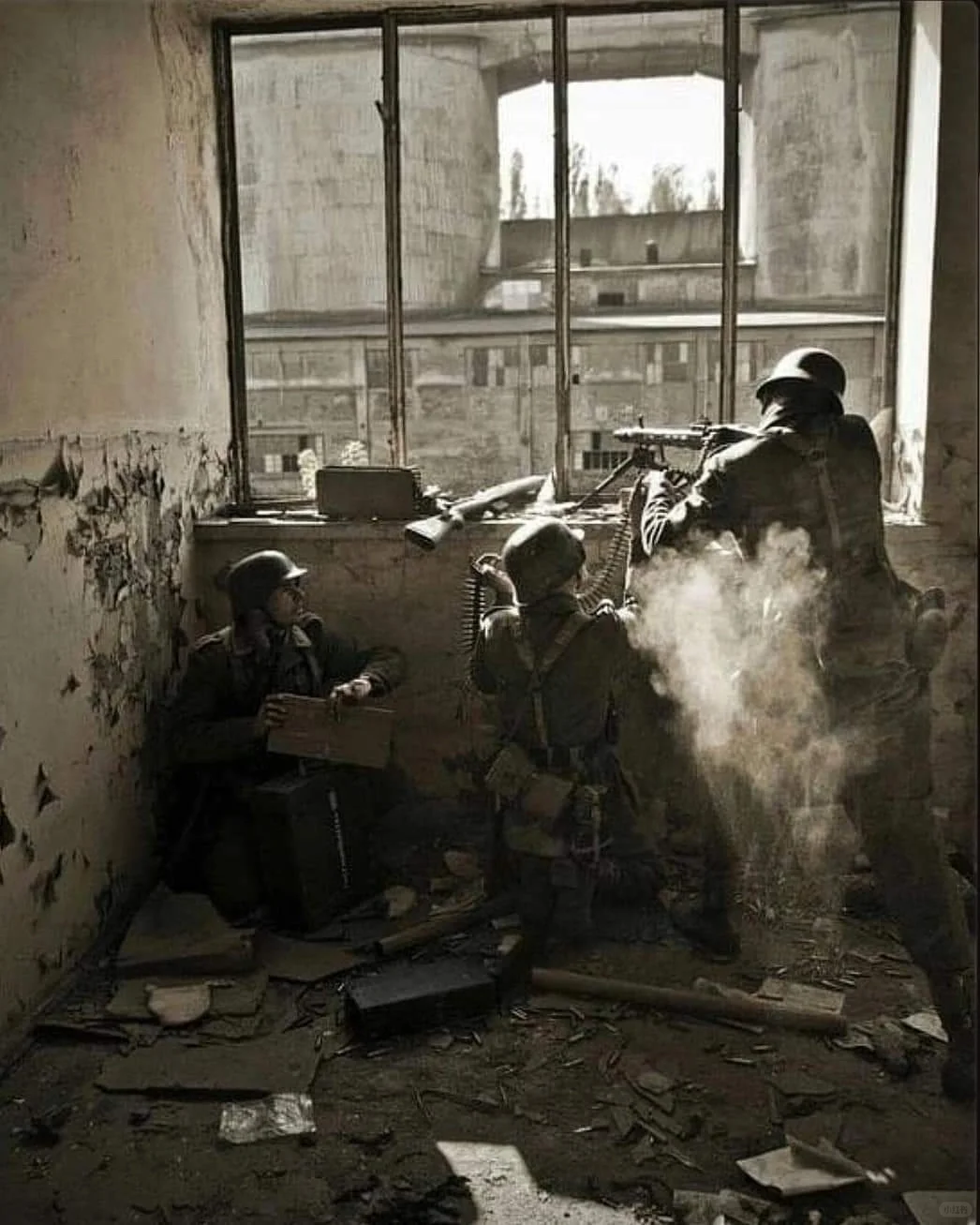 1945年4月，鲁尔包围战期间，一支MG42小队在坚守保卫他们最后的阵...