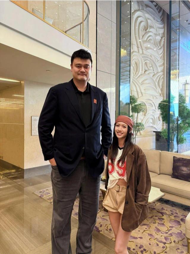 姚明回苏州老家跟路人热情打招呼？
 
姚明祖籍苏州吴江震泽，这次陪着父母回乡，褪