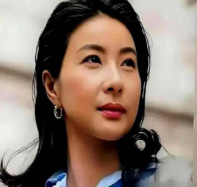 真是笑发财了！
当年那帮把郭晶晶捧成“顶级旺夫相”的香港大师们，现在怎么集体装死