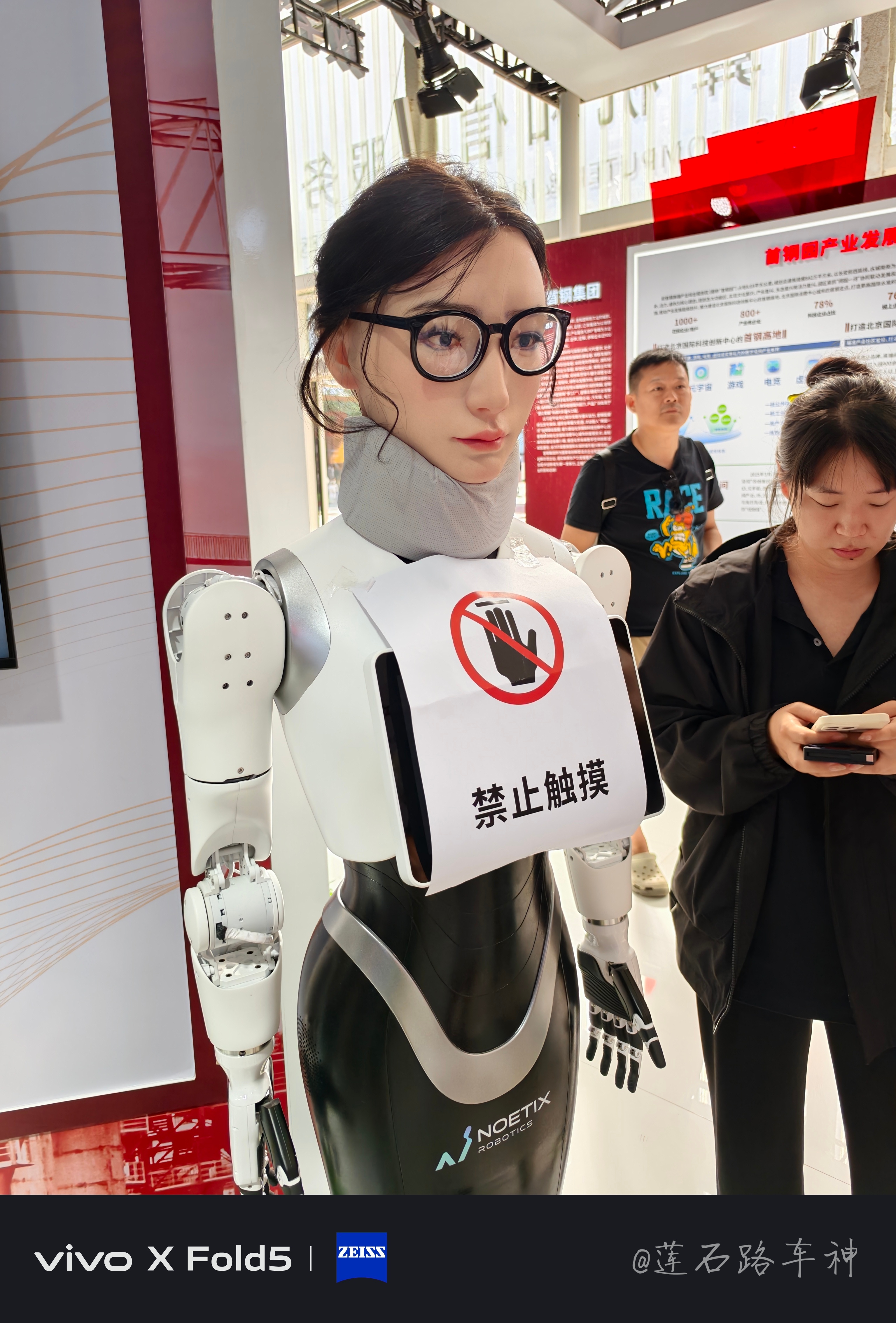 机器人长得跟人类一样真的挺吓人的[流汗][流汗][流汗][流汗]  ​​​