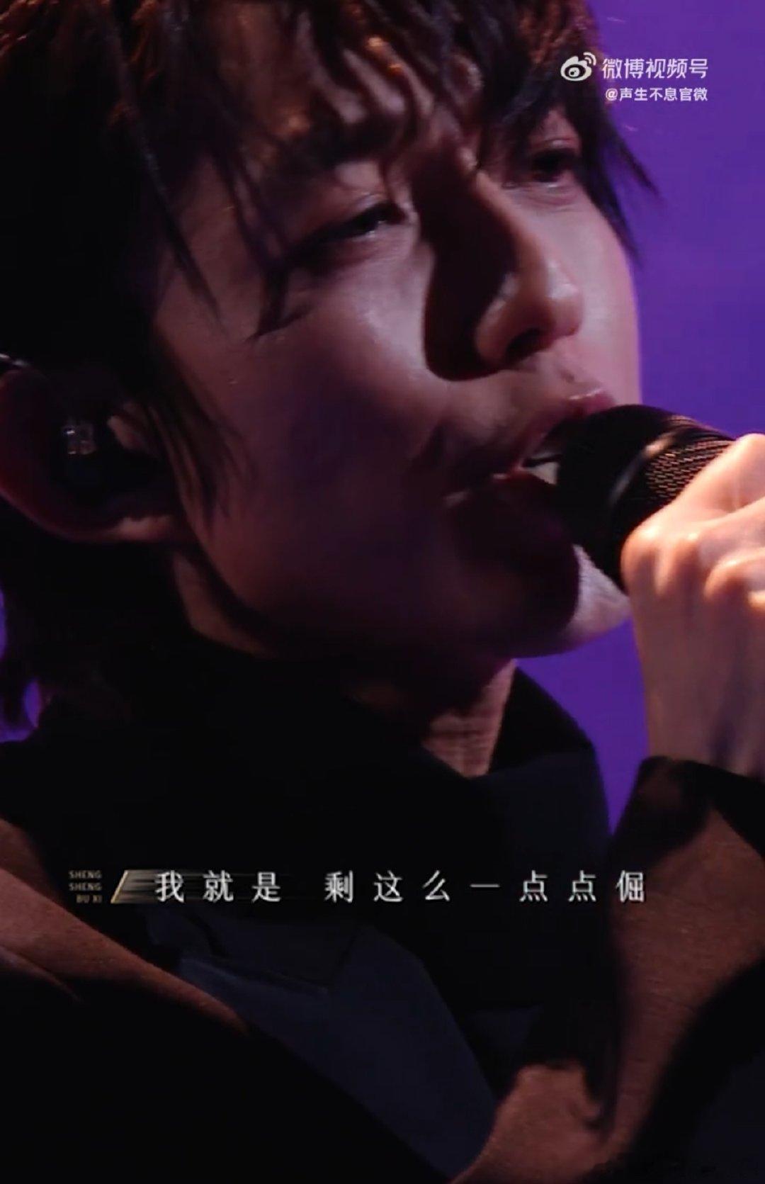 听林宥嘉唱《浪费》，宛如开启一场心灵之旅。他将歌词幻化成电影画面，轻描淡写间，情