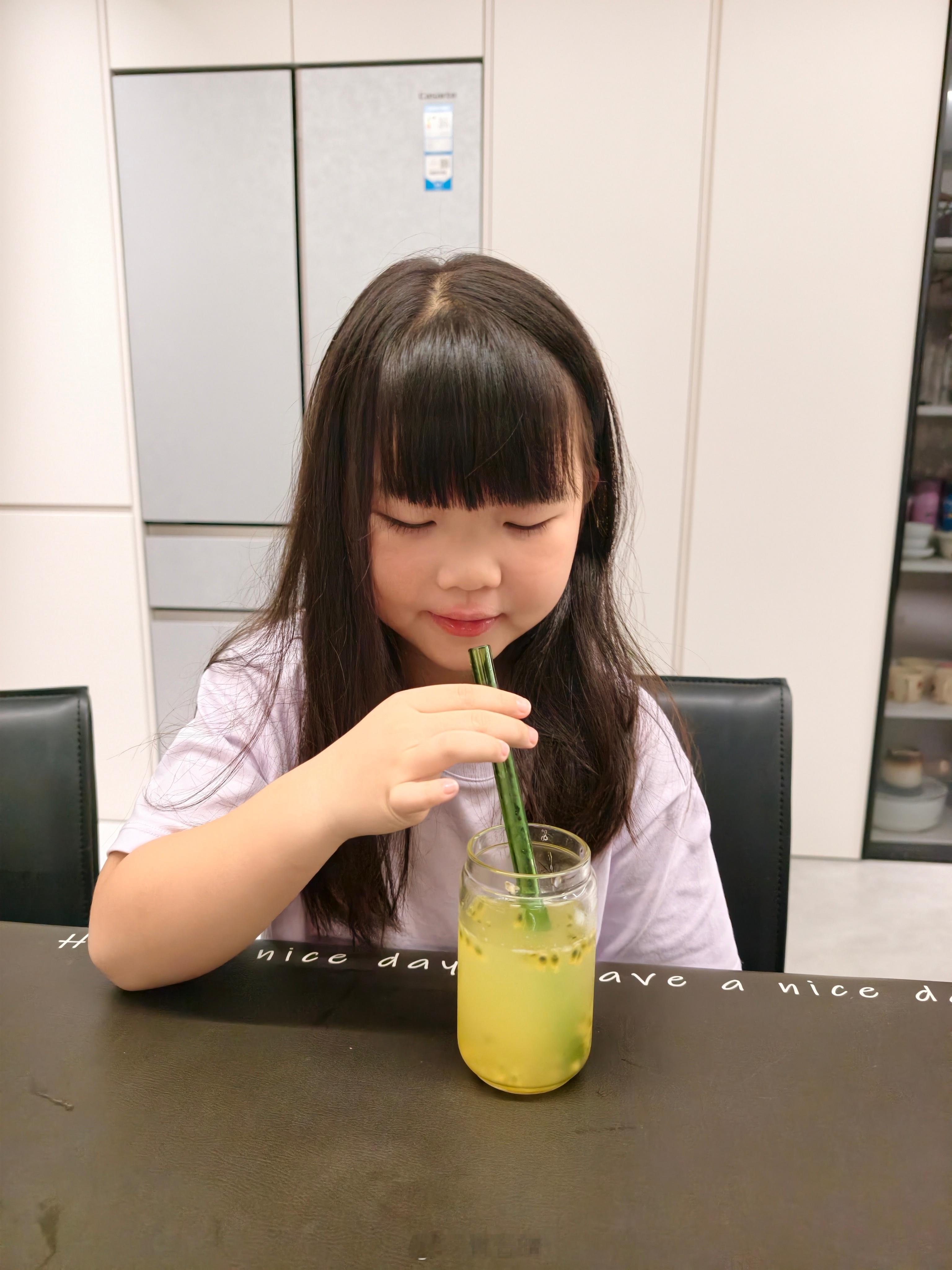 米粒：这百香果柠檬水很好喝，但是我还是更喜欢直接吃（今天第一次挑战吃百香果） 