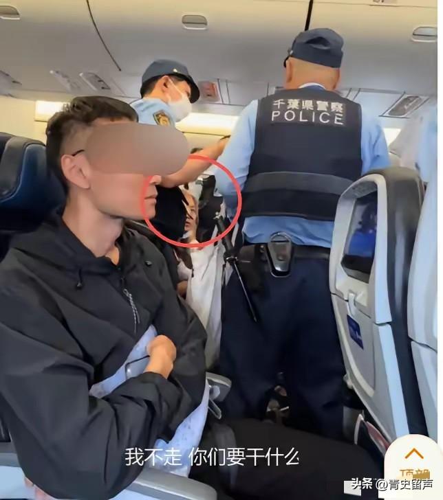 航班闹事女真容曝光，满头白发，年龄不止50岁。6月24日，美联航UA858航班从