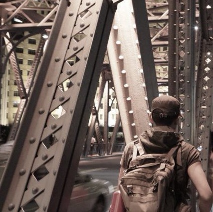 一个物质生活极度丰富的世界，人的身外之物变得更多了，单个物品带给人的体验和感受就