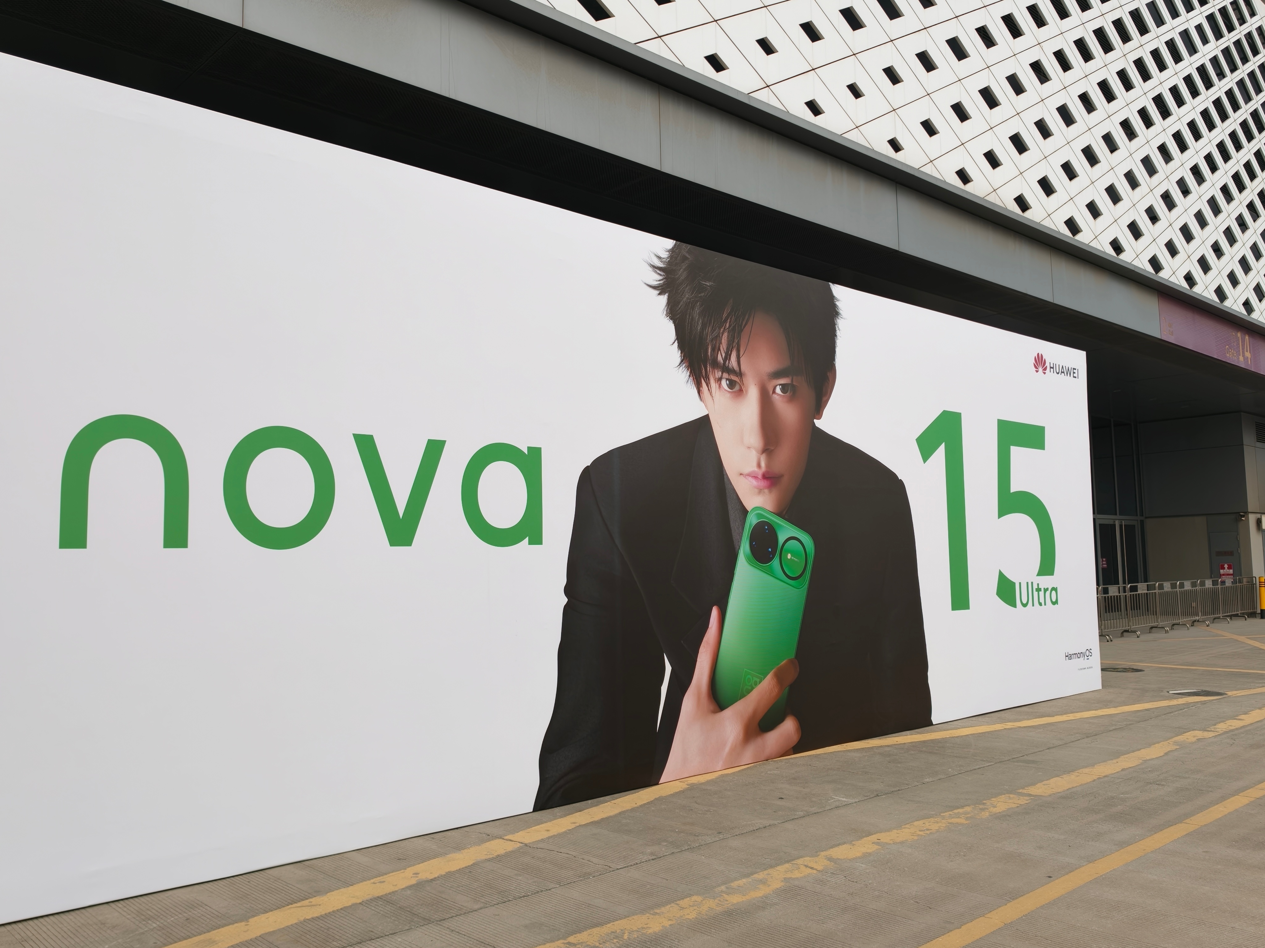 Nova15发布会 坐全场第五排易烊千玺等会离我有点太近了
