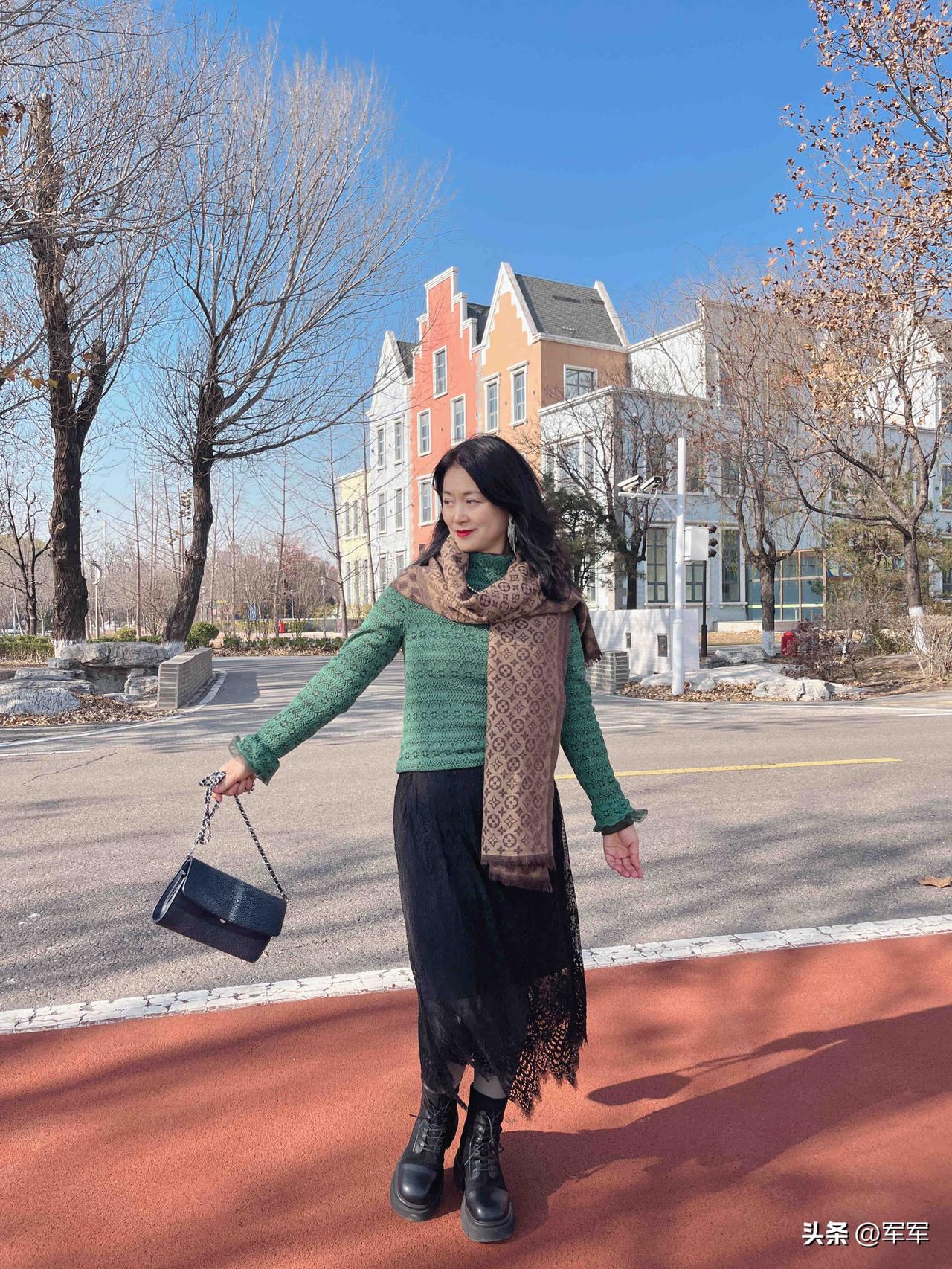 我54岁，退休后几乎就不背包包了。

以前上班的时候，今天背这个包，过几天换另外